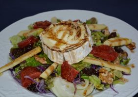 Restaurante-los-Caballos-Alora-Malaga-ensalada rulo de cabra-min
