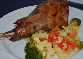 Restaurante-los-Caballos-Alora-Malaga-pierna de chivo lechal-min